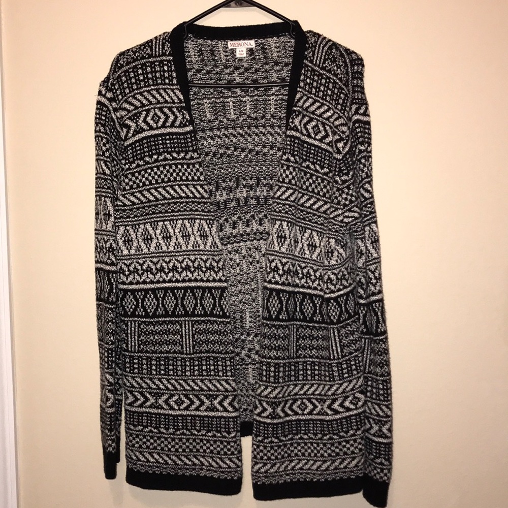 Black/white cardigan -large
